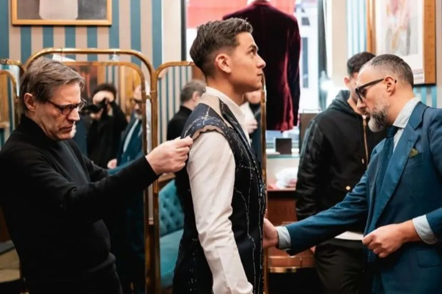 CASI LISTOS. Esta imagen compartió Dybala haciendo las pruebas para el traje de su boda./Foto: Instagram @Dybala