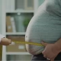 La grasa abdominal está vinculada a varias enfermedades: qué alimentos pueden ayudarte a reducirla.