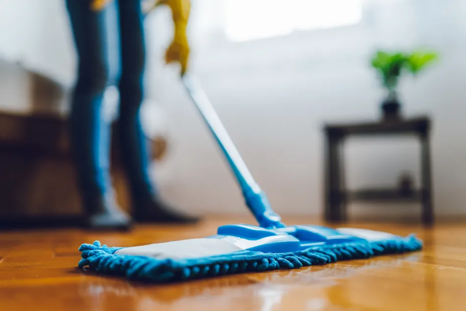 Con solo cuatro ingredientes: cómo preparar un limpiador de pisos casero en minutos