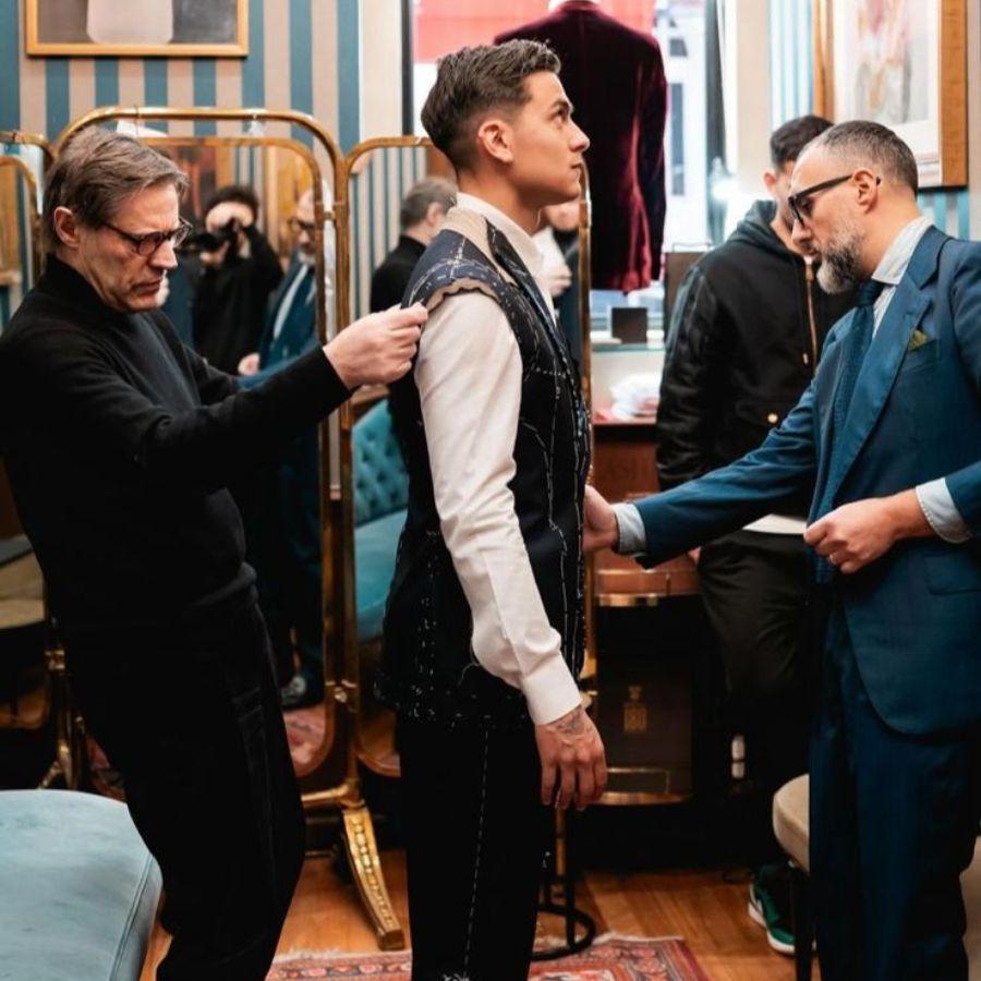 CASI LISTOS. Esta imagen compartió Dybala haciendo las pruebas para el traje de su boda./Foto: Instagram @Dybala