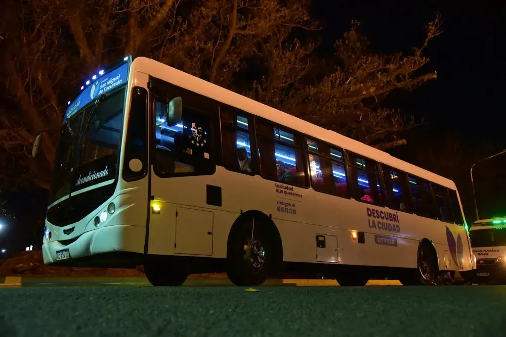 La Municipalidad de San Miguel de Tucumán habilitó su bus turístico al anochecer