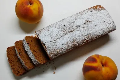 Budín de durazno sin ningún tipo de harinas, azúcar ni manteca: una receta fácil y muy sana para los antojos de dulce