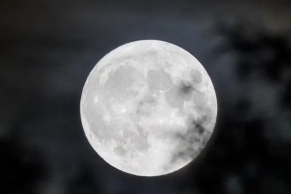 Luna llena: cómo hacer el ritual para liberarte de las energías negativas que te redean