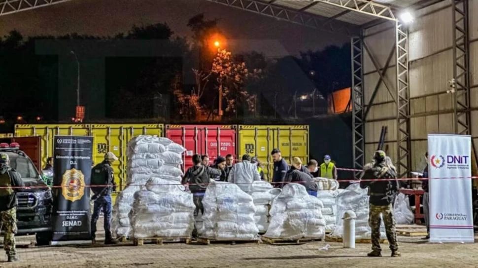 EN PLENA TAREA. Los investigadores paraguayos analizan las bolsas de azúcar en donde los narcos habían ocultado la cocaína.  tn