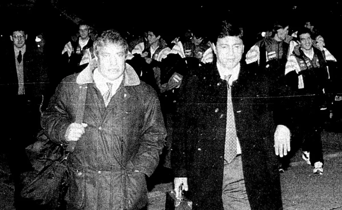 DELEGACIÓN COMPLETA. Américo Gallego y Daniel Passarella se retiran del aeropuerto 