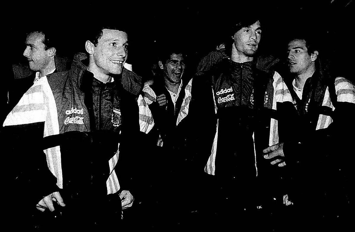 EN SUELO TUCUMANO. Los jugadores de la selección argentina Sub-23 no ocultaron su alegría en el aeropuerto.