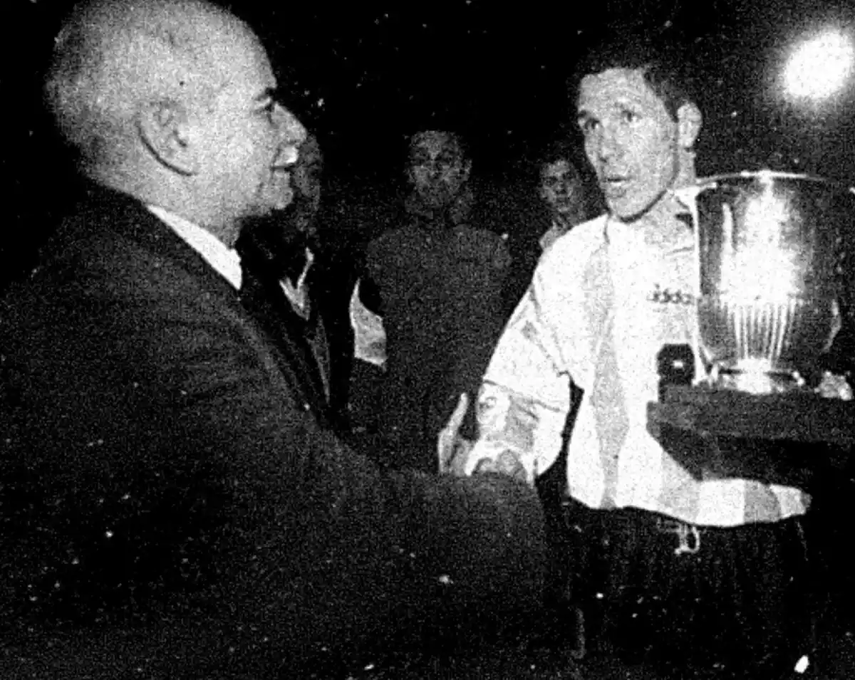 CON LA COPA. El jefe de deportes José Elsinger le entrega el trofeo a Diego Simeone.