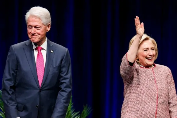 Bill y Hillary Clinton respaldaron la decisión de Joe Biden