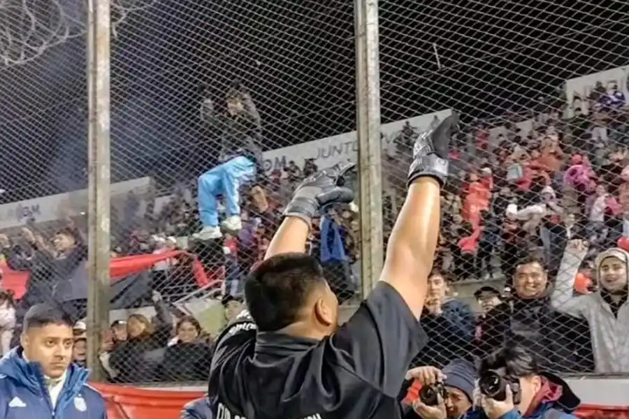 A lo “Dibu” Martínez: atajó un penal, anotó el gol para consagrarse campeón y se volvió furor en las redes