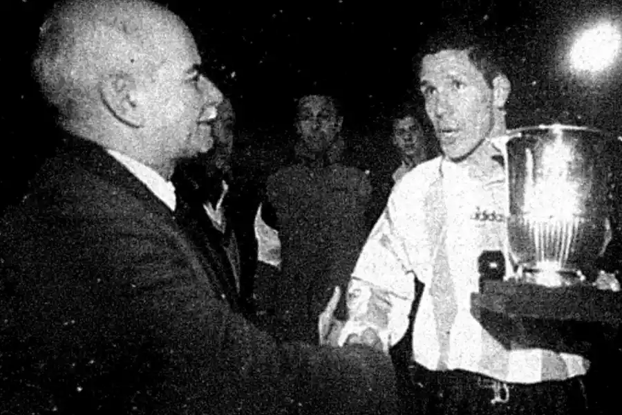 CON LA COPA. El jefe de deportes José Elsinger le entrega el trofeo a Diego Simeone.