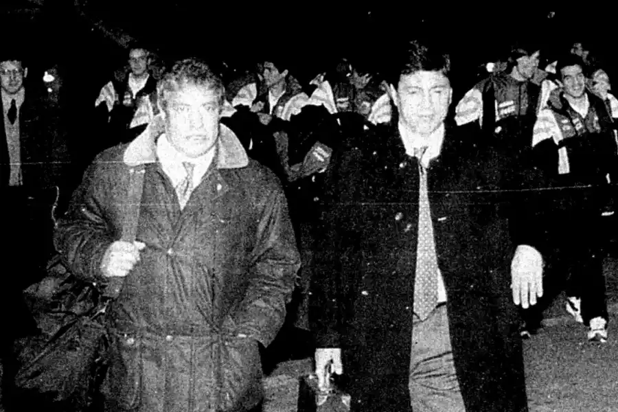 DELEGACIÓN COMPLETA. Américo Gallego y Daniel Passarella se retiran del aeropuerto 