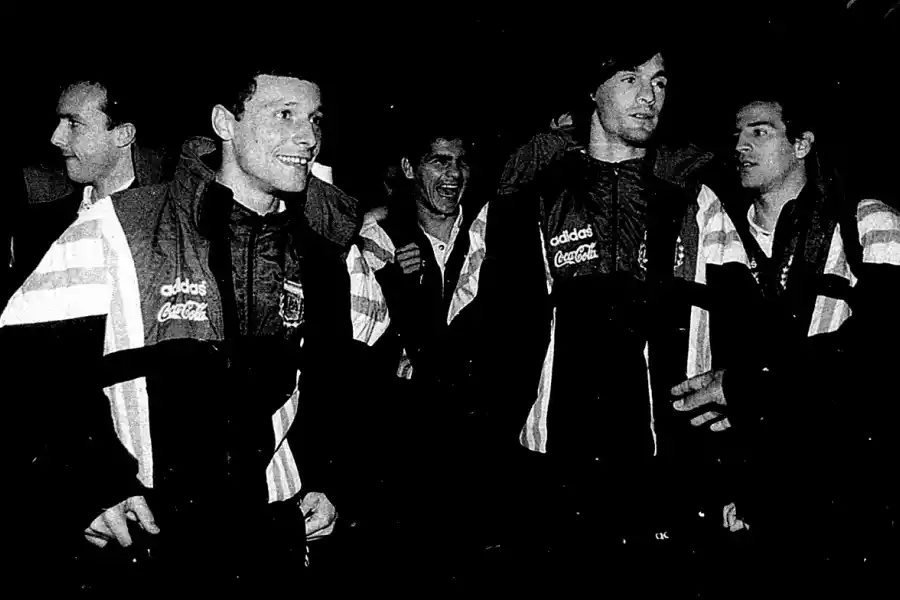 EN SUELO TUCUMANO. Los jugadores de la selección argentina Sub-23 no ocultaron su alegría en el aeropuerto.