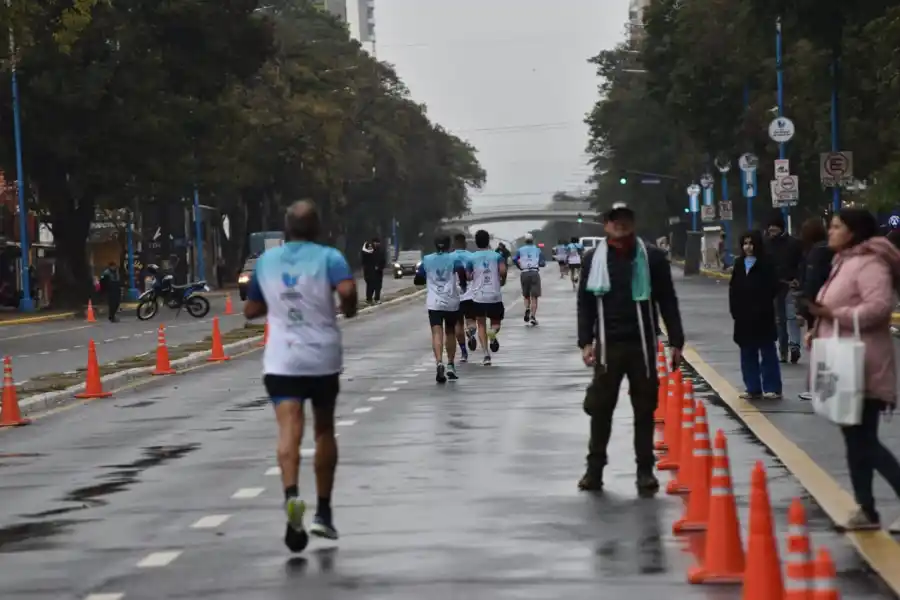 Más de 2.000 atletas profesionales y aficionados corrieron la 18º “Maratón Independencia”