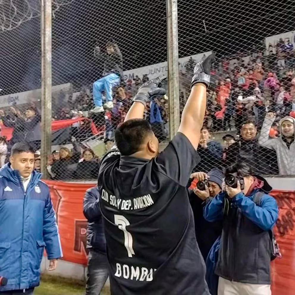A lo “Dibu” Martínez: atajó un penal, anotó el gol para consagrarse campeón y se volvió furor en las redes