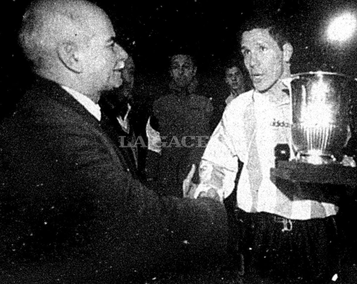 CON LA COPA. El jefe de deportes José Elsinger le entrega el trofeo a Diego Simeone.