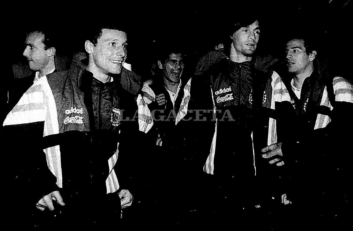 EN SUELO TUCUMANO. Los jugadores de la selección argentina Sub-23 no ocultaron su alegría en el aeropuerto.