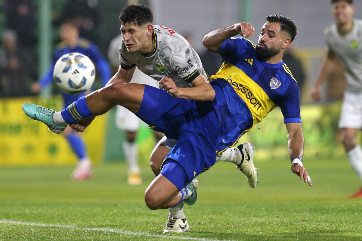 FLOJO DESEMPEÑO. Boca no jugó bien, pero logró levantar dos veces la desventaja en Florencio Varela.