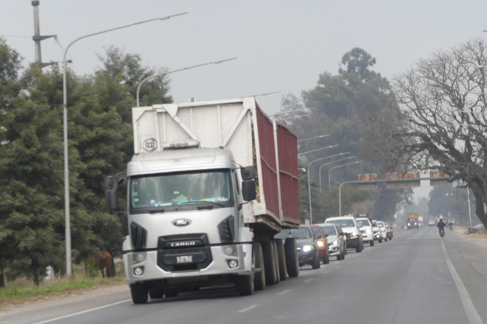 IMPACIENCIA. Algunos conductores sobrepasan de manera imprudente.