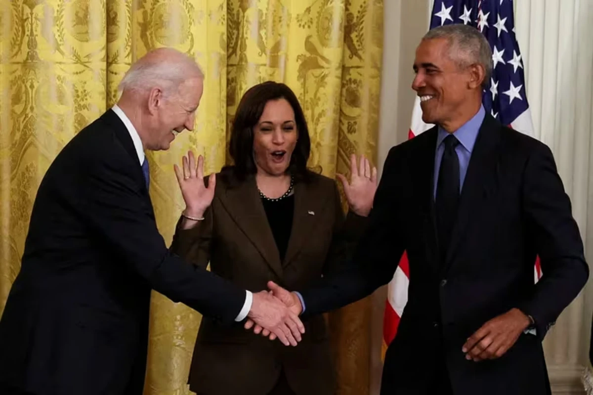 Bill Clinton respalda a Kamala Harris, pero Barak Obama juega las fichas por su esposa Michelle
