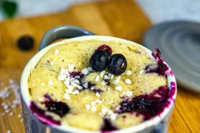 La receta de bizcochuelo de yogur y arándanos sin harinas ni manteca que se prepara en un minuto