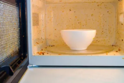 Microondas impecable: el truco casero que arrasa con la grasa y las bacterias