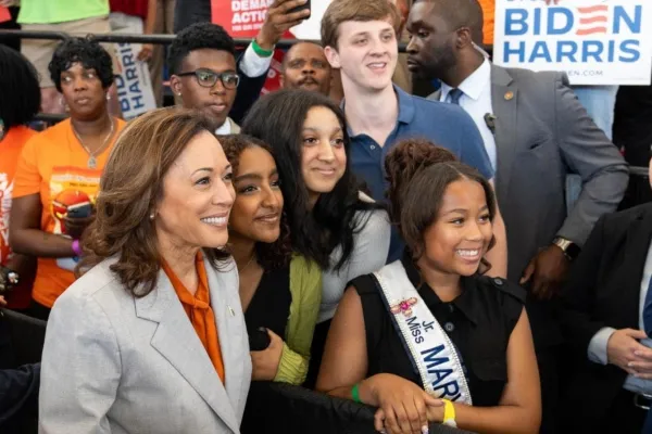 Un comentario polémico de 2014 sobre los jóvenes vuelve a increpar a Kamala Harris