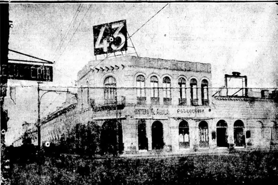 ANTES. Durante décadas el hotel París y la confitería El Aguila ocuparon la esquina noreste del principal paseo de San Miguel de Tucumán.