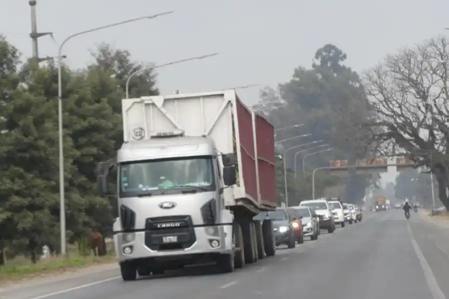 IMPACIENCIA. Algunos conductores sobrepasan de manera imprudente.