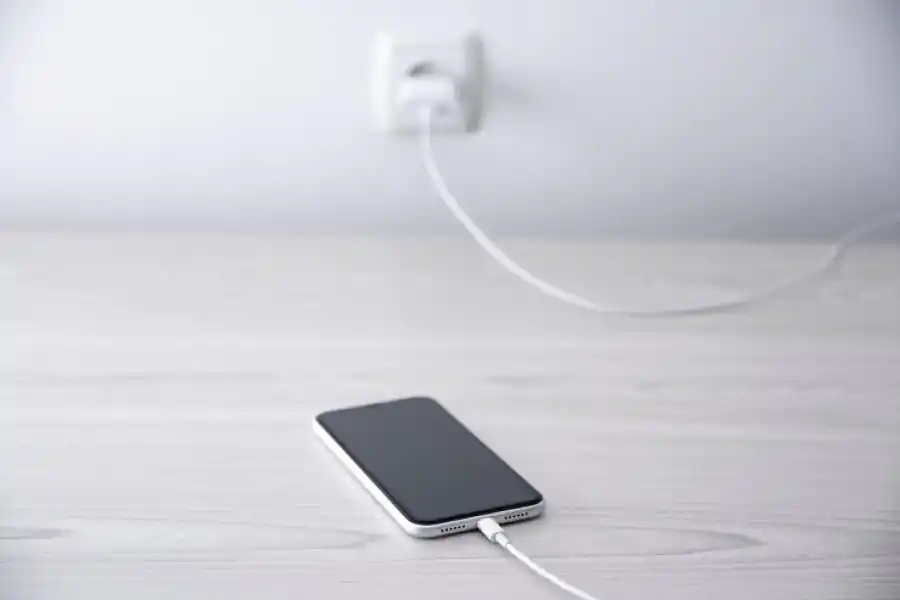 ¿Cómo cuidar la batería de nuestro celular cuando la cargamos?