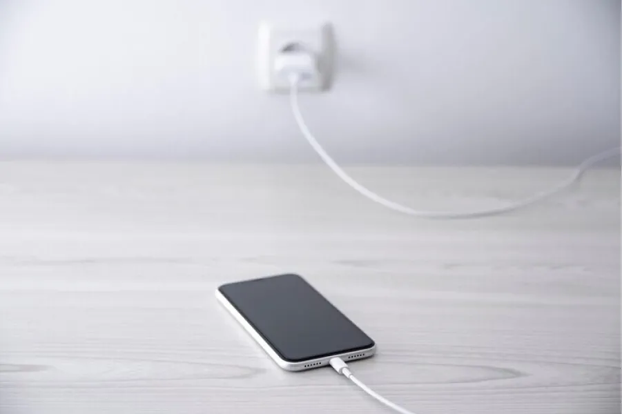 ¿Cómo cuidar la batería de nuestro celular cuando la cargamos?