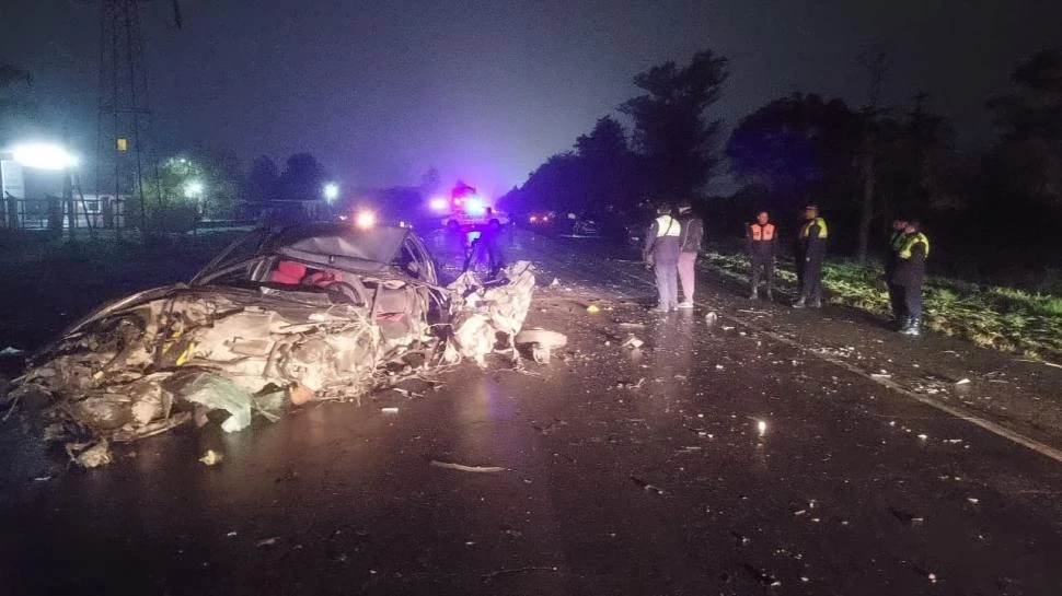 TERRIBLE IMPACTO. El Renault 19 quedó destruido al chocar contra otro auto en la vieja traza de la ruta 38, cerca de la localidad de Alto Verde.