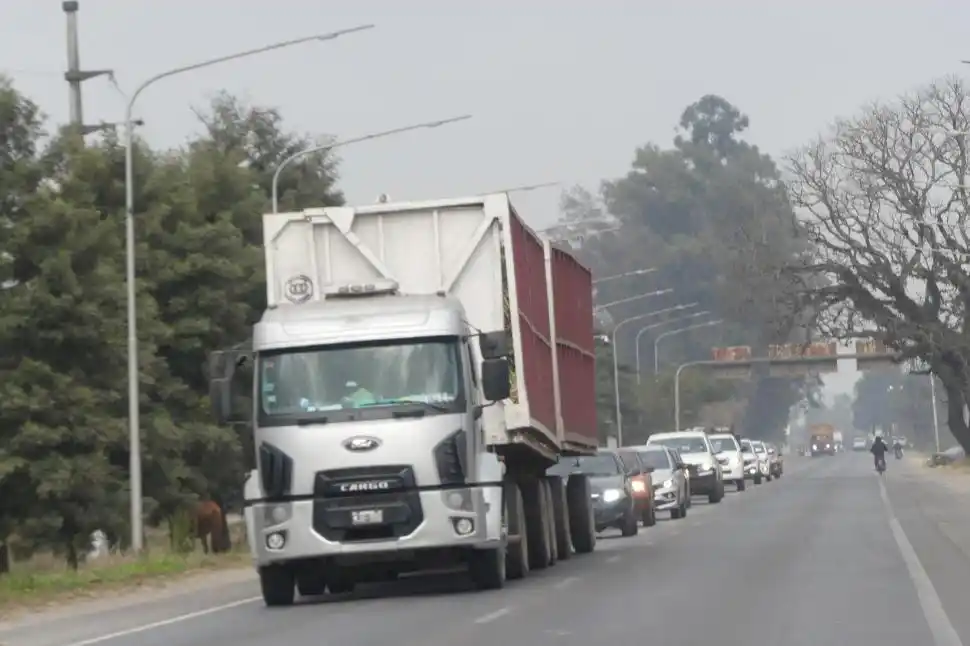 IMPACIENCIA. Algunos conductores sobrepasan de manera imprudente.