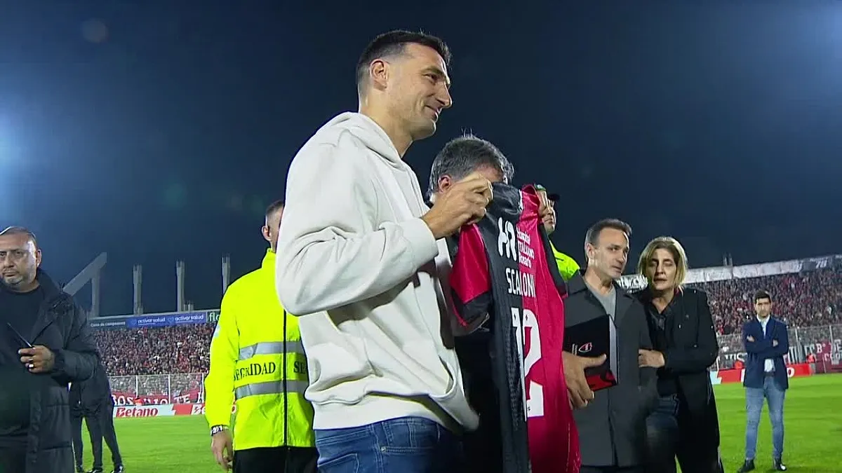 FELIZ. Lionel Scaloni posa con la camiseta que le regaló Newell´s, club en el que surgió futbolísticamente.