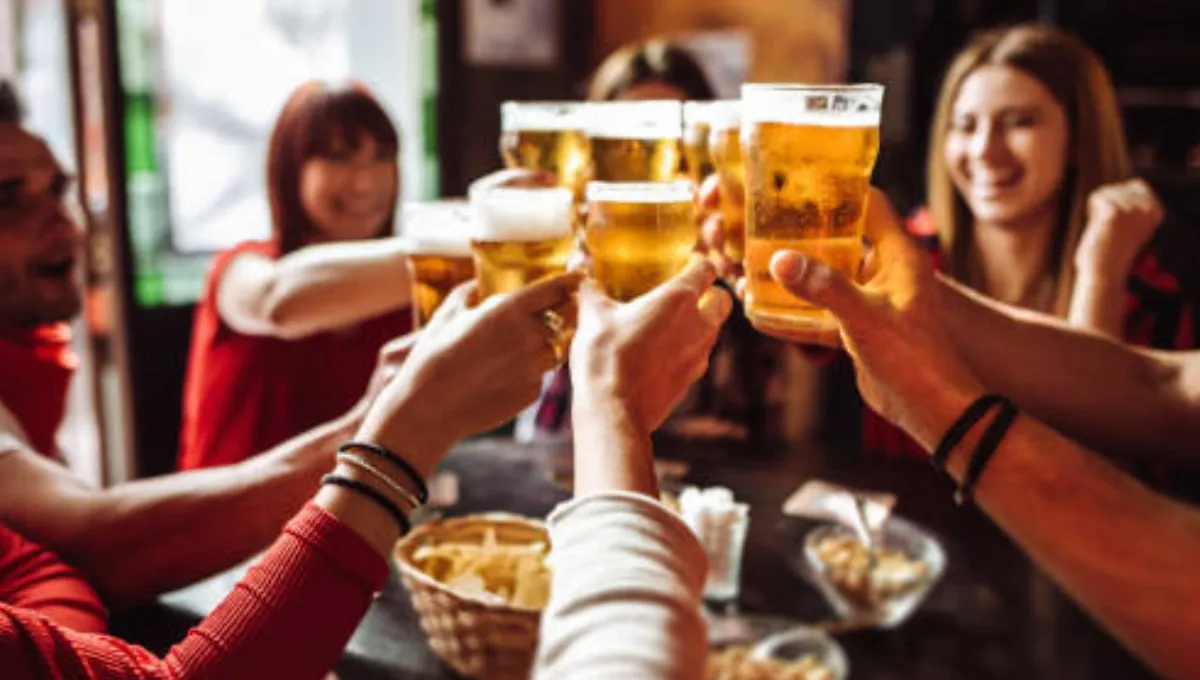 Tomar esta cantidad de bebidas con alcohol a la semana aumenta el riesgo de muerte por cáncer