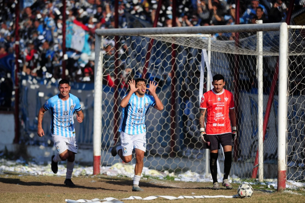 GOLEADOR. Axel Epifanio anotó el primer tanto para los leones frente a Bella Vista; marcó el décimo gol en la Copa Tucumán.