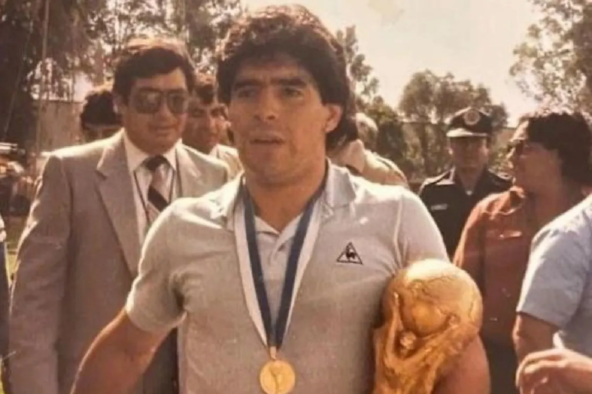ICÓNICO. Diego Armando Maradona posa con la Copa, durante los festejos posteriores a la final contra Alemania.