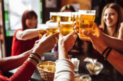 Tomar esta cantidad de bebidas con alcohol a la semana aumenta el riesgo de muerte por cáncer