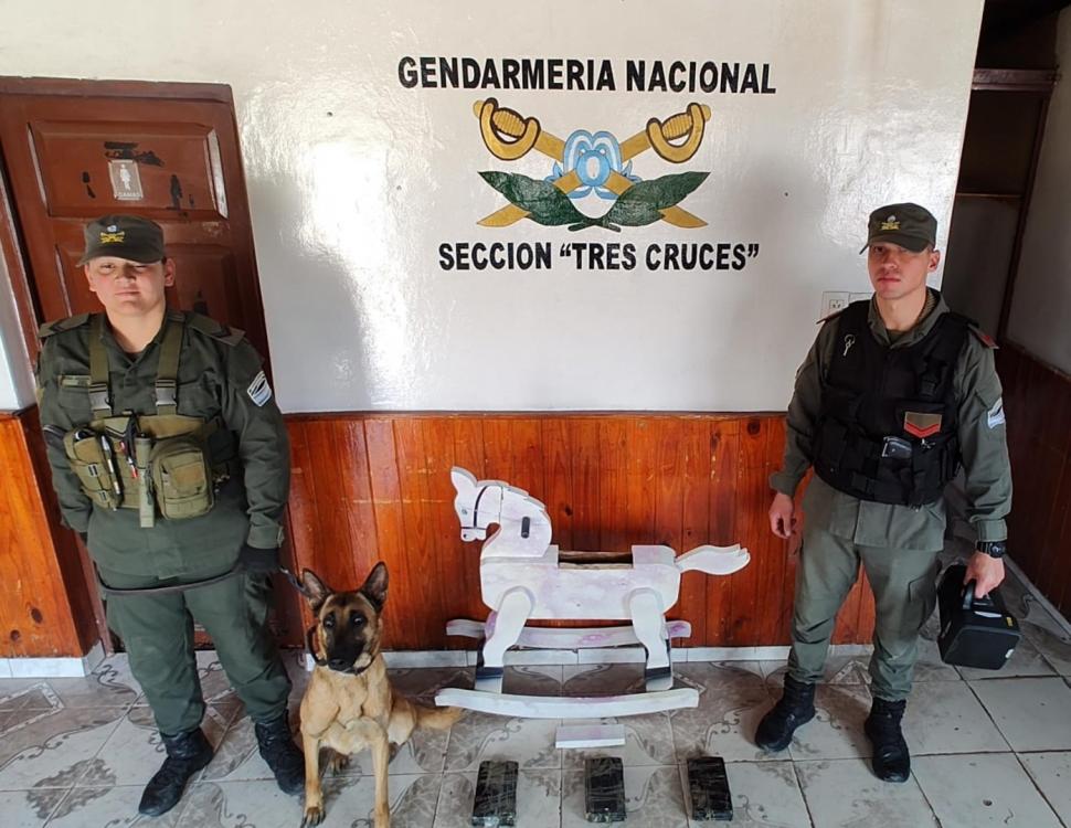 TODO VALE. Escondieron drogas en el interior de caballos de madera.