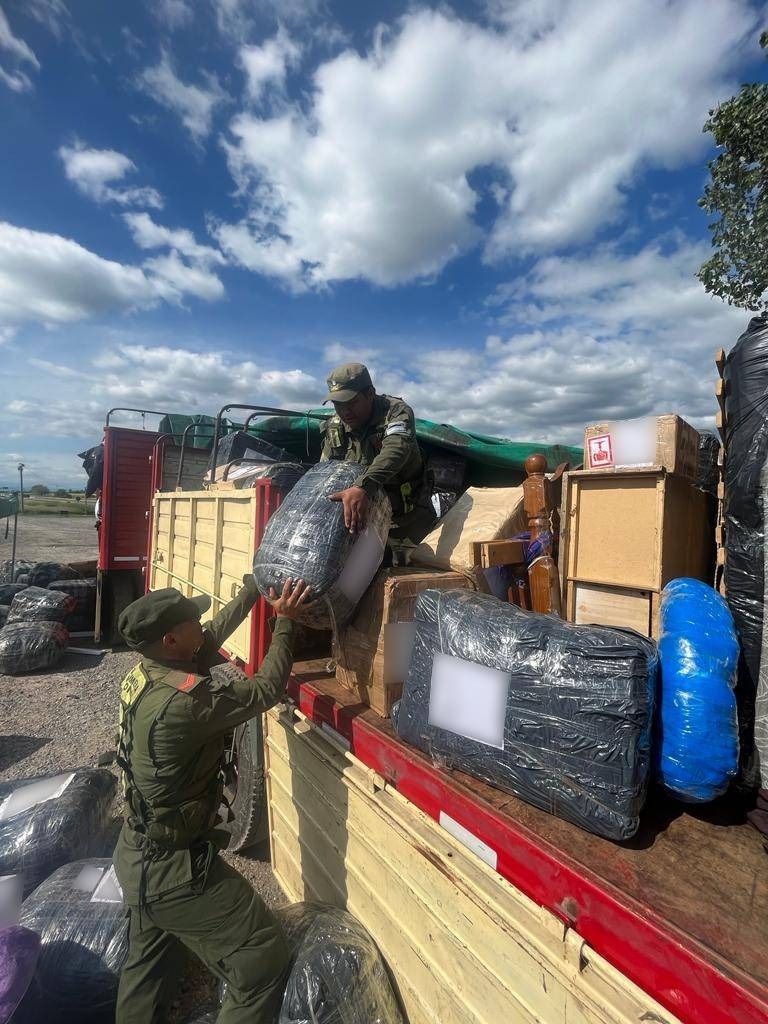 ESFUERZO. Gendarmes deben revisar los camiones que llevan encomiendas.