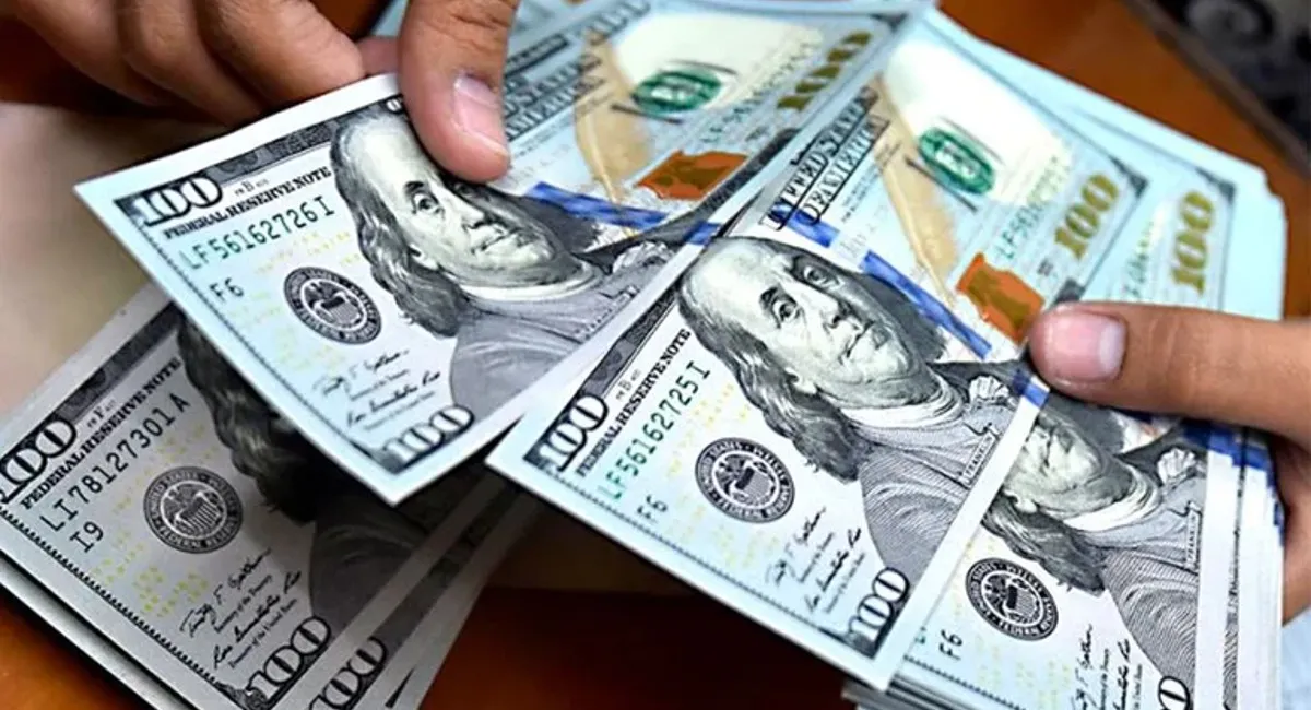 El dólar blue registró una leve suba y finalizó a $1.450 tras la flexibilización del cepo