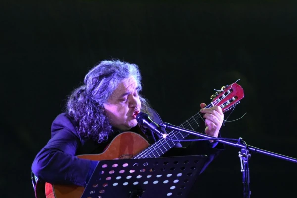 Lucho Hoyos canta “Solita mi alma” y otras sorpresas