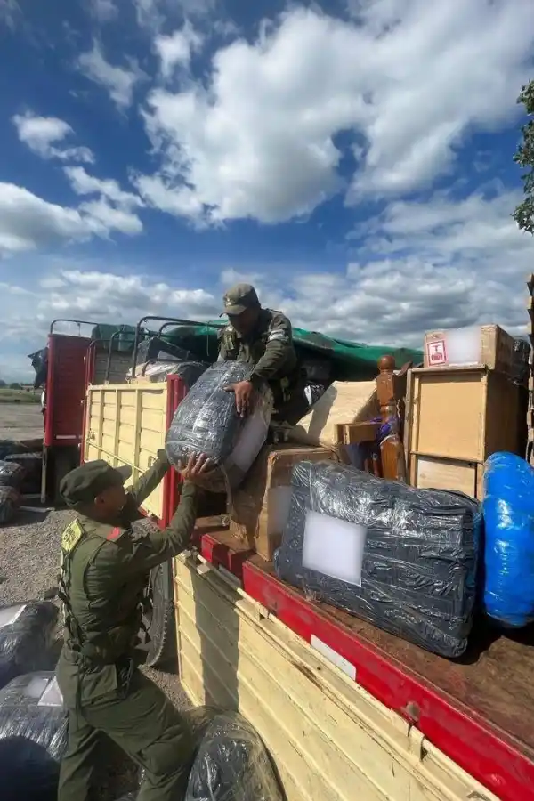 ESFUERZO. Gendarmes deben revisar los camiones que llevan encomiendas.