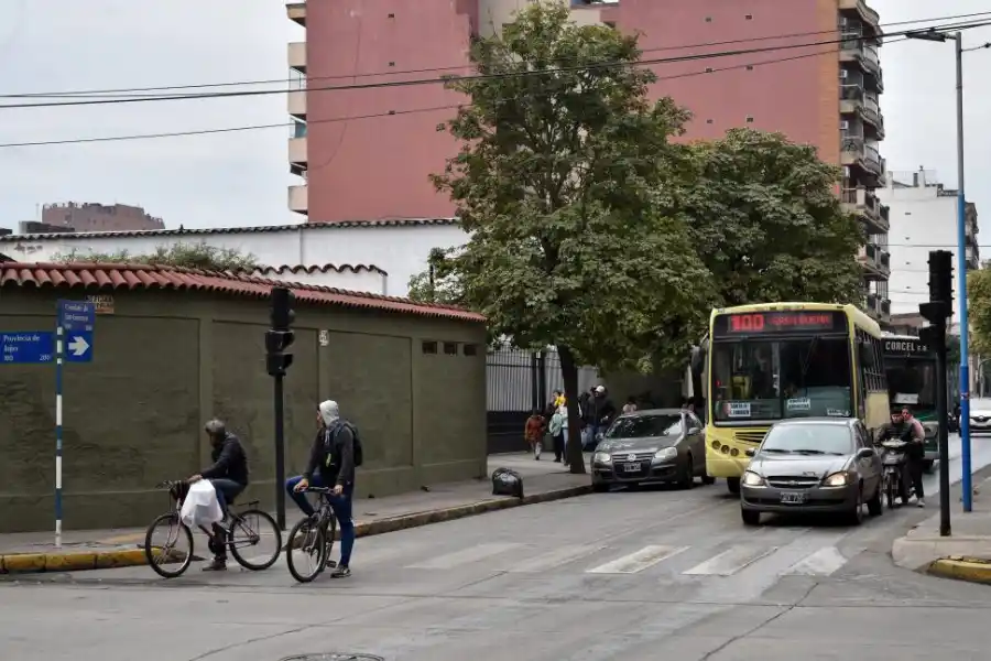 CAMBIOS. En algunas esquinas desaparecieron las flechas de los carteles.