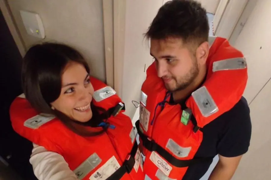 LA SEGURIDAD PRIMERO. Franco y Eugenia en las capacitaciones del barco./Foto: Eugenia Mada