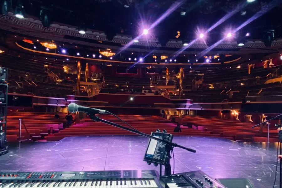 SHOW A BORDO. Este es el escenario de la banda./Foto: Juan Mora