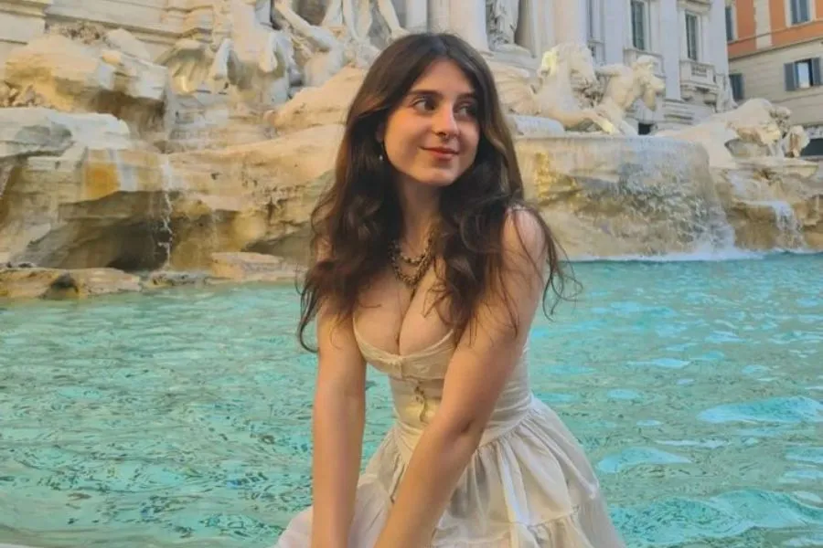 ¿VUELVE LA MUJER TRADICIONAL?. Roro Bueno con la Fontana Di Trevi de fondo./Foto: Instagram @whoisroro