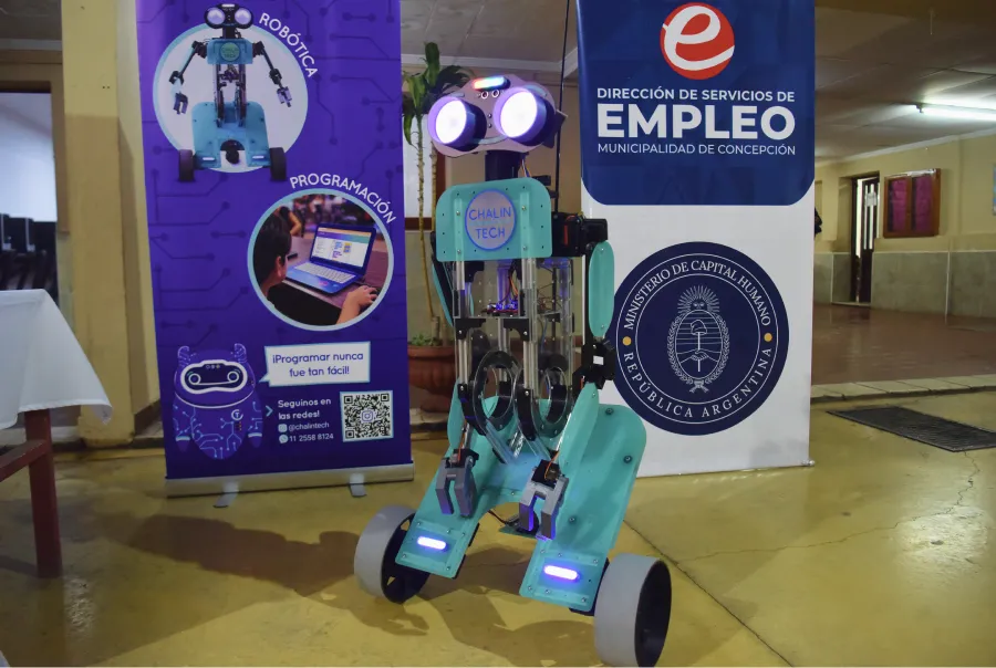 POR SEYMOUR PAPERT. El robot fue creado por estudiantes de la Academia de Inventores de Chalin Tech. / OSVALDO RIPOLL, LA GACETA.