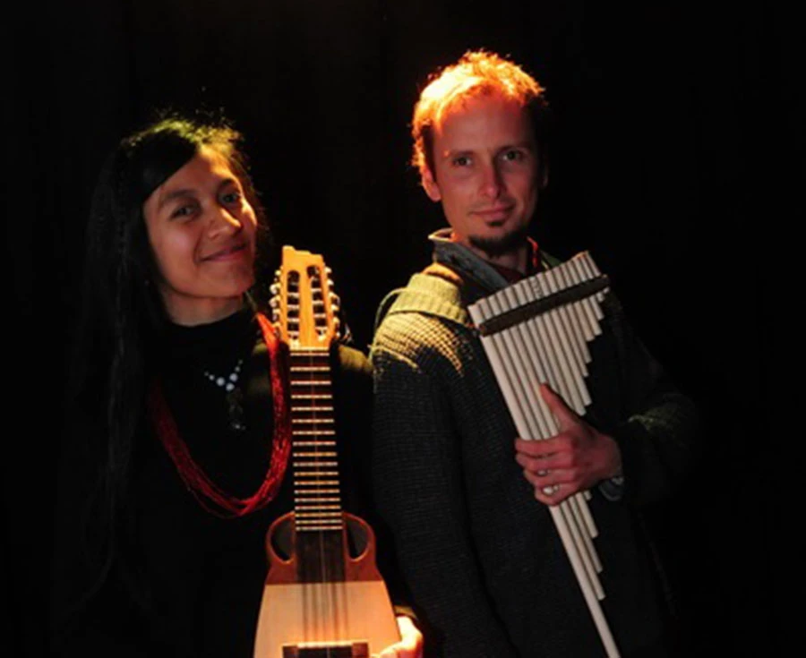 CUERDAS, VIENTOS Y VOCES. Ailín Enríquez y Emiliano Vera presenta sus canciones en “Música medicina”.