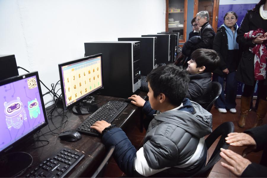 APRENDIENDO. La sala de informática de la escuela fue reformada y ahora los estudiantes pueden aprender robótica y programación. / OSVALDO RIPOLL, LA GACETA.