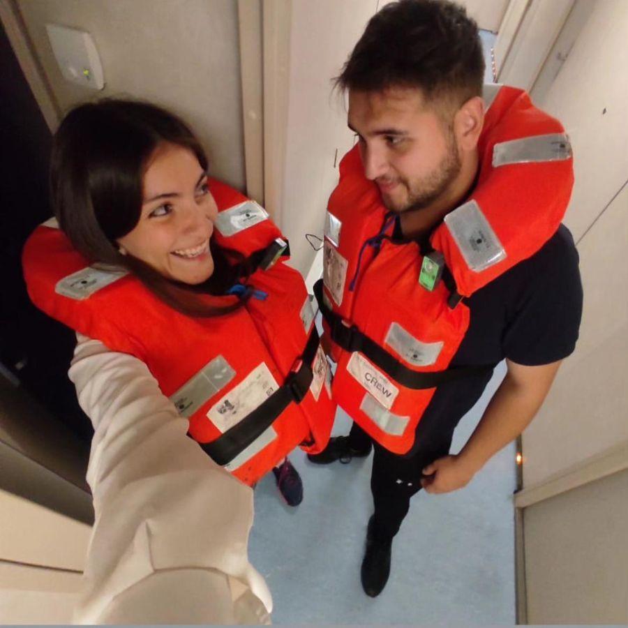LA SEGURIDAD PRIMERO. Franco y Eugenia en las capacitaciones del barco./Foto: Eugenia Mada